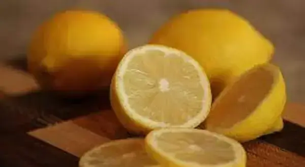 El mejor horario para tomar agua con bicarbonato y limón